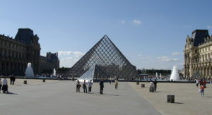 La Piramide del Louvre a Parigi.