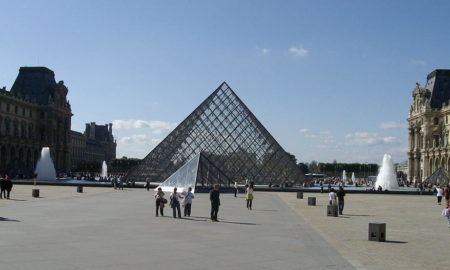 La Piramide del Louvre a Parigi.