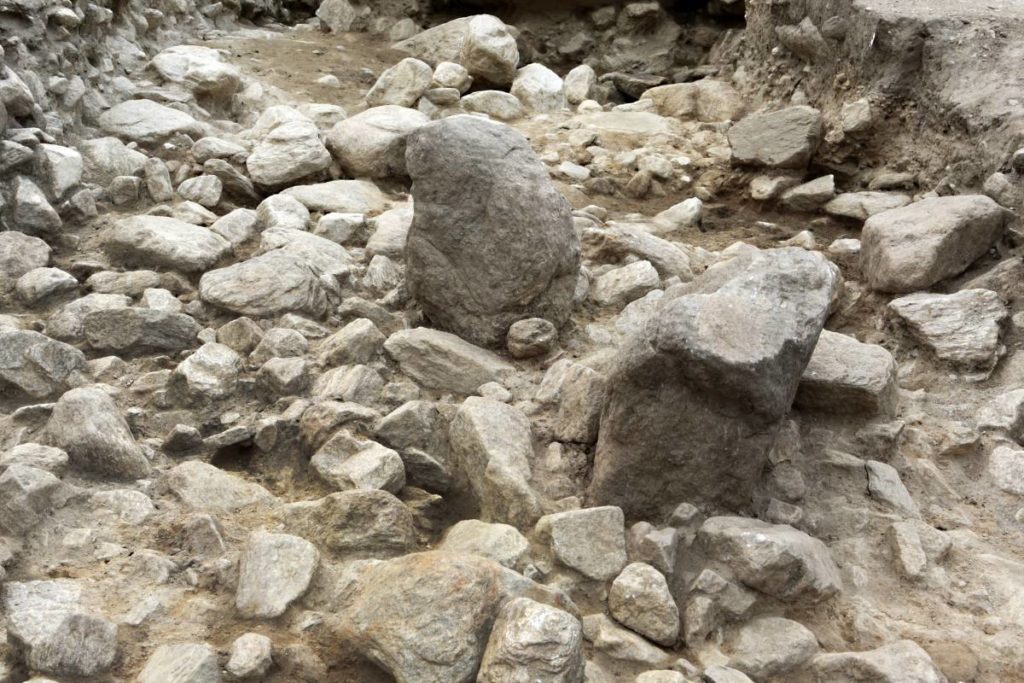 Claro - Sito megalitico - Piccoli menhir tuttora infissi nel terreno