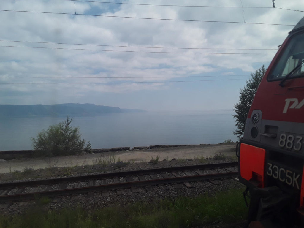 Veduta del lago Baikal con la locomotiva russa