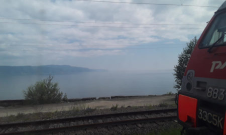 Transiberiana - Veduta del lago Baikal con la locomotiva russa