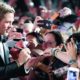 Brad Pitt firma autografi sul red carpet a Venezia