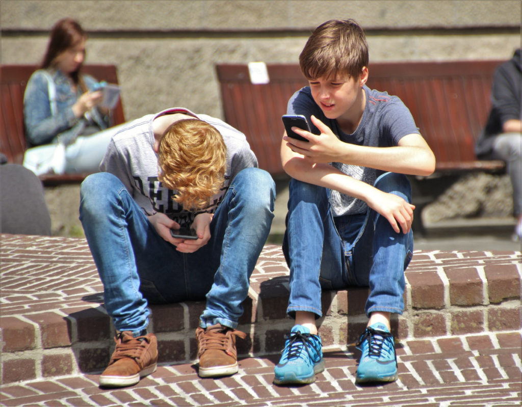 Due ragazzi con smartphone
