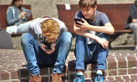 Due ragazzi con smartphone