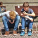 Due ragazzi con smartphone