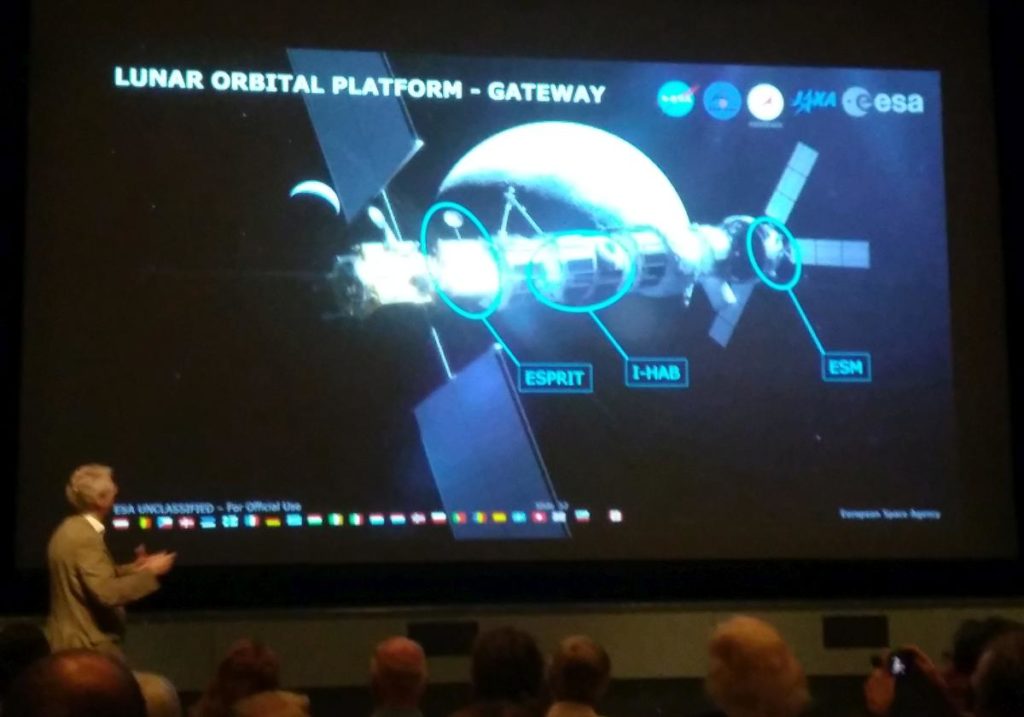 L'ex austronauta dell'ESA Thomas Reiter illustra la nuova piattaforma orbitale lunare