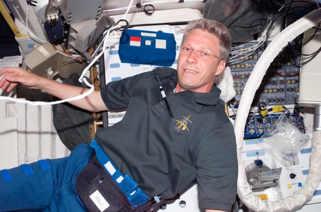 L'astronauta Thomas Reiter il 5 luglio 2006 a bordo dello Shuttle Discovery durante la missione STS-116