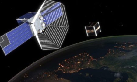 Il satellite CleanSpace One in procinto di catturare il mini satellite SwissCube nella sua rete