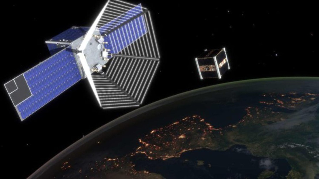 Il satellite CleanSpace One in procinto di catturare il mini satellite SwissCube nella sua rete