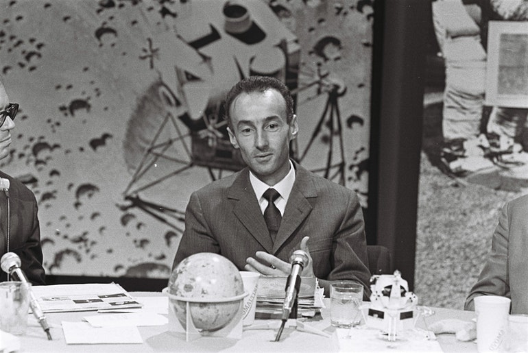 Eugenio Bigatto durante la trasmissione RSI dell'allunaggio di Apollo 11