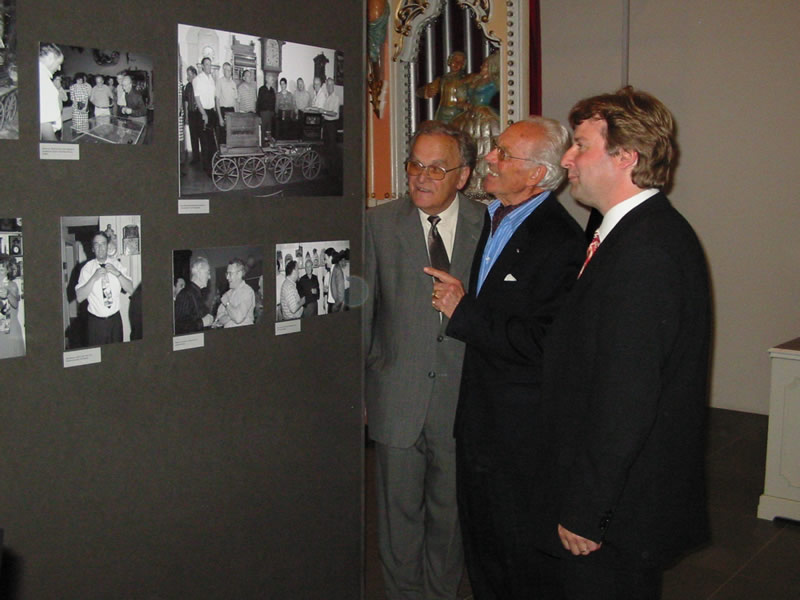 L'ex consigliere federale Otto Stich (a sin.), Heinrich Weiss e il direttore del museo degli automi musicali Christoph E. Hänggi in un'immagine del 2004.