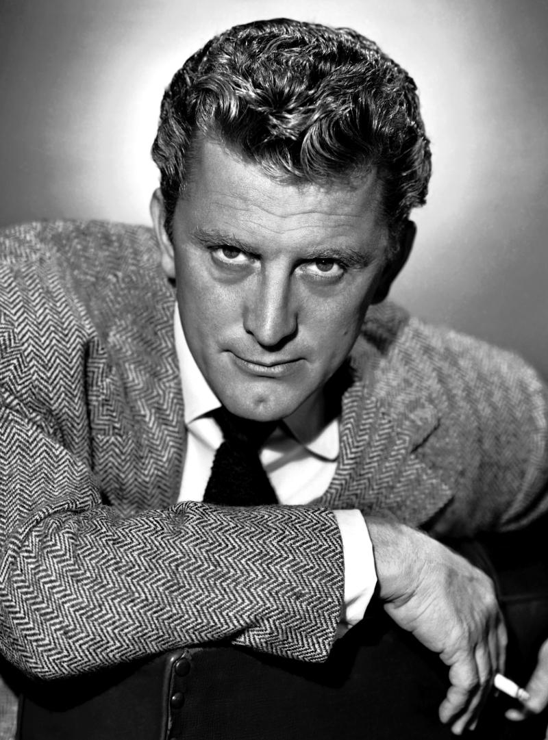 Kirk Douglas in un'immagine del 1955