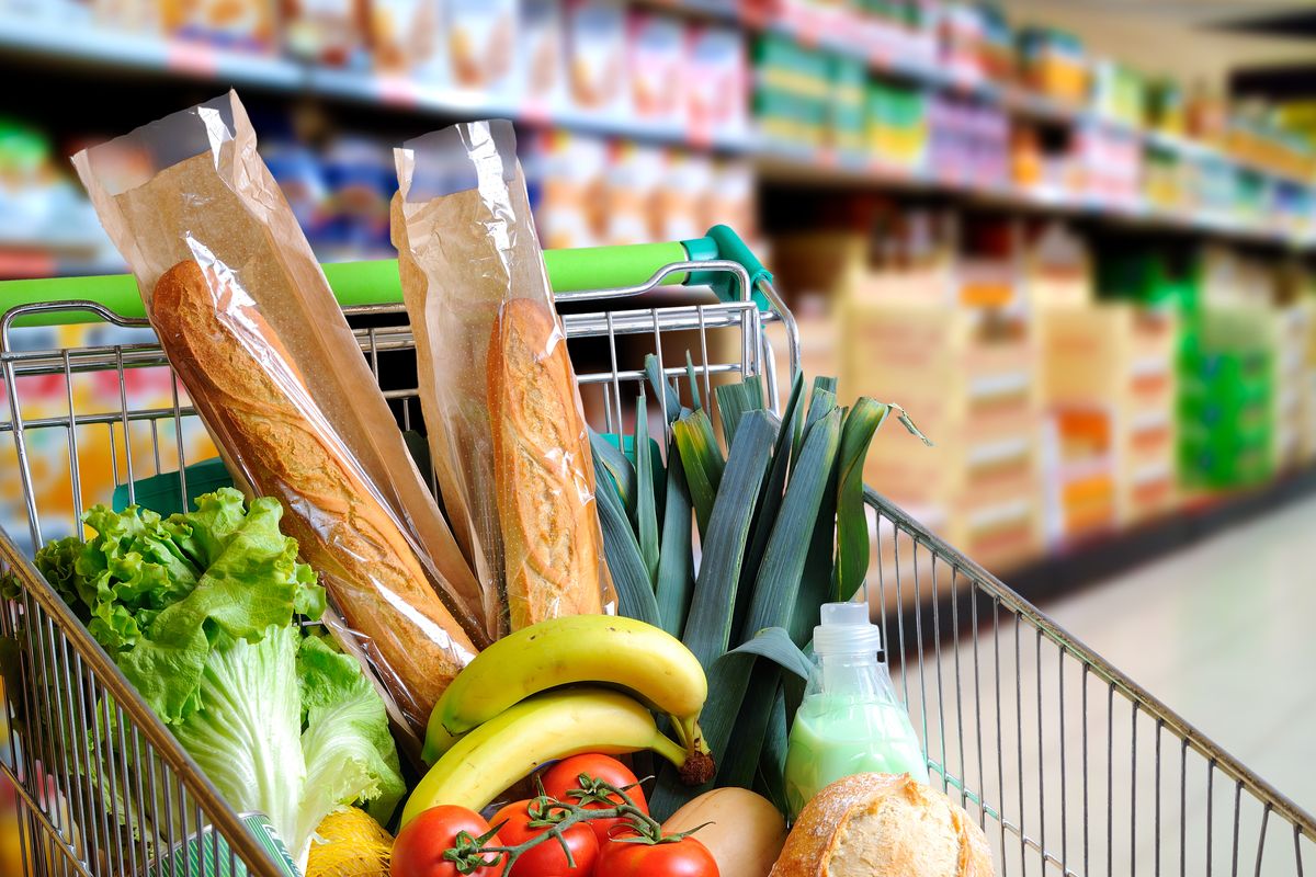 Carrello del supermercato con la spesa