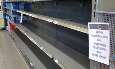 Ripiani vuoti in un supermercato Edeka