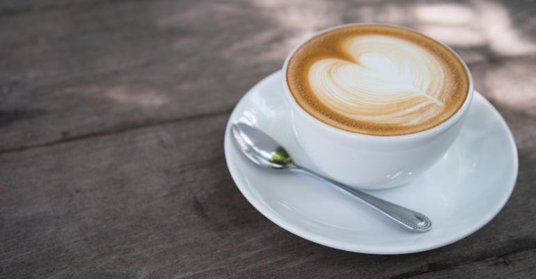 Cappuccino in tazza bianca