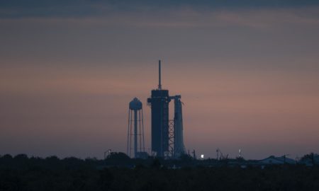 Il razzo Falcon-9 con la capsula Crew Dragon della missione Demo-2 sulla piattaforma di lancio 39A di Cape Canaveral