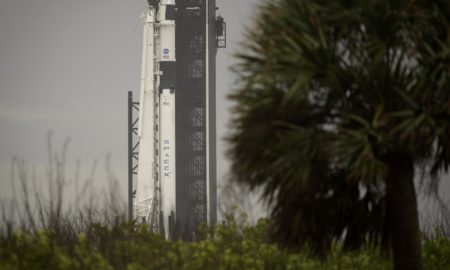 Il razzo Falcon-9 con la capsula Crew Dragon della missione Demo-2 sulla piattaforma di lancio 39A di Cape Canaveral