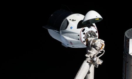 La navicella spaziale Dragon Crew di Space X al momento dell'attracco all'ISS