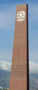 Strage di Capaci - Una delle due stele situate ai lati dell'autostrada nei pressi di Capaci