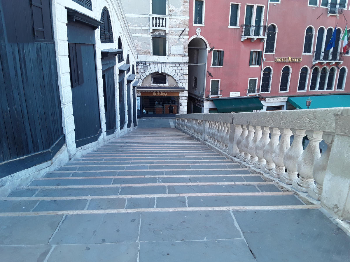 Venezia - Il Ponte di Rialto alle otto di mattina