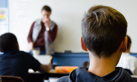 Ragazzo visto di spalle a scuola