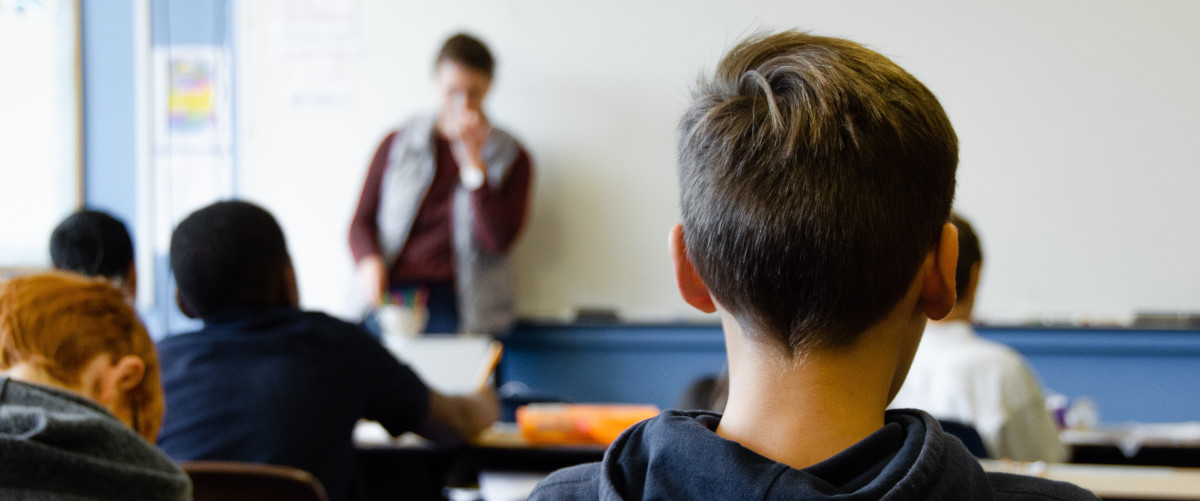 Ragazzo visto di spalle a scuola