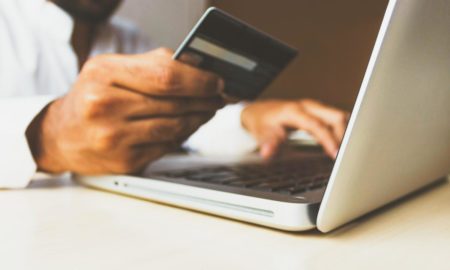 E-Commerce - Commercio online - Uomo d'affari che paga con una carta di credito