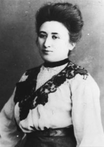 Rosa Luxemburg in una fotografia del 1915