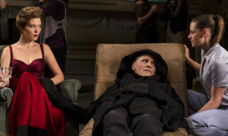 Viggo Mortensen, Kristen Stewart e Léa Seydoux in Crimes of the Future (2022) di David Cronenberg