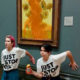 Attivisti che imbrattano "I girasoli" di Van Gogh
