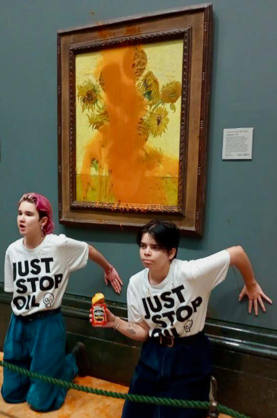 Attivisti che imbrattano "I girasoli" di Van Gogh