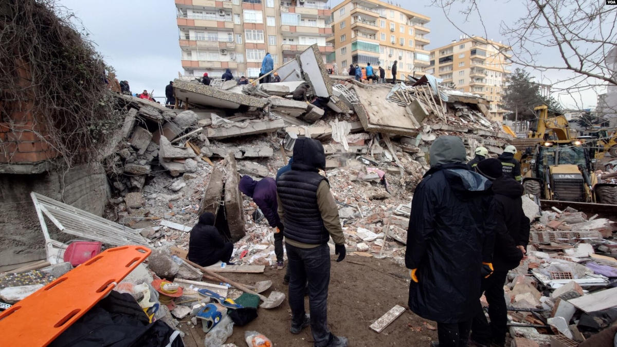 Le macerie di un edificio distrutto dal sisma a Diyarbakır, in Turchia