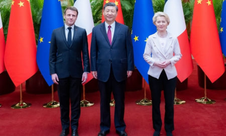 Il presidente francese Macron, il suo omologo cinese Xi Jinping e la presidente della Commissione UE, von der Leyen, a Pechino.