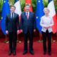 Il presidente francese Macron, il suo omologo cinese Xi Jinping e la presidente della Commissione UE, von der Leyen, a Pechino.