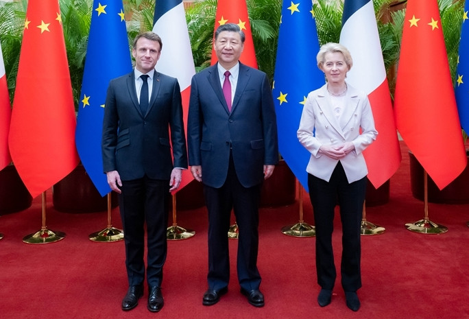 Il presidente francese Macron, il suo omologo cinese Xi Jinping e la presidente della Commissione UE, von der Leyen, a Pechino.