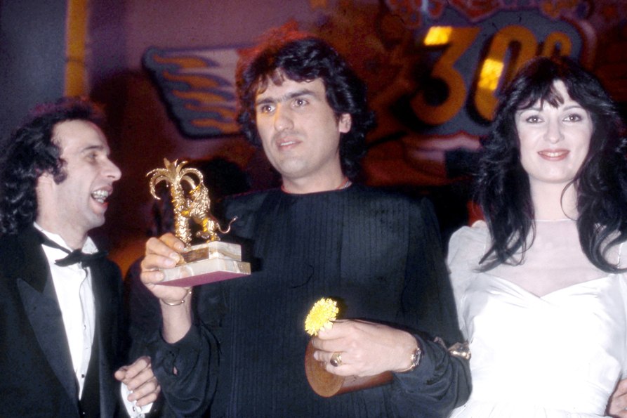 Nel 1980 Cutugno (al centro) viene premiato al XXX Festival di Sanremo dai conduttori Roberto Benigni e Olimpia Carlisi