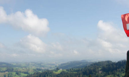 Bandiera svizzera su picco alpino