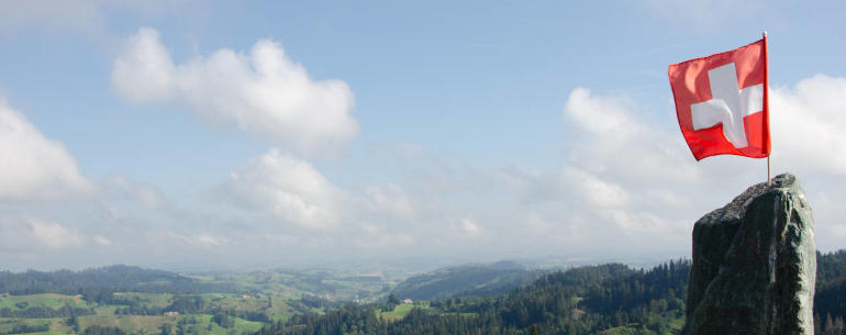 Bandiera svizzera su picco alpino