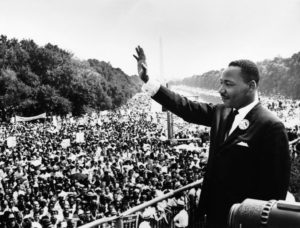 Martin Luther King saluta la folla dopo il suo discorso a Washington, 28 agosto 1963
