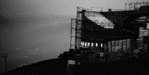 Un fotogramma del film di Vili Hermann con la chiesa del Tamaro in costruzione.