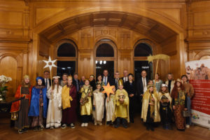 I Cantori della Stella con il Presidente del Consiglio nazionale Eric Nussbaumer a Palazzo federale a Berna