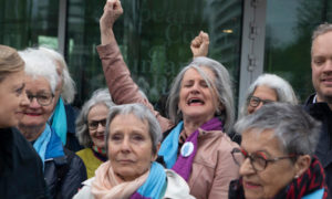 9 aprile 2024: attiviste dell’associazione KlimaSeniorinnen Schweiz esultano dopo l’annuncio della sentenza della Corte europea per i diritti umani.
