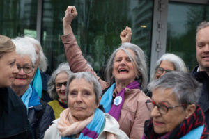 9 aprile 2024: attiviste dell’associazione KlimaSeniorinnen Schweiz esultano dopo l’annuncio della sentenza della Corte europea per i diritti umani.