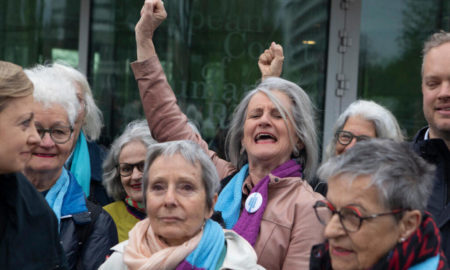 9 aprile 2024: attiviste dell’associazione KlimaSeniorinnen Schweiz esultano dopo l’annuncio della sentenza della Corte europea per i diritti umani.