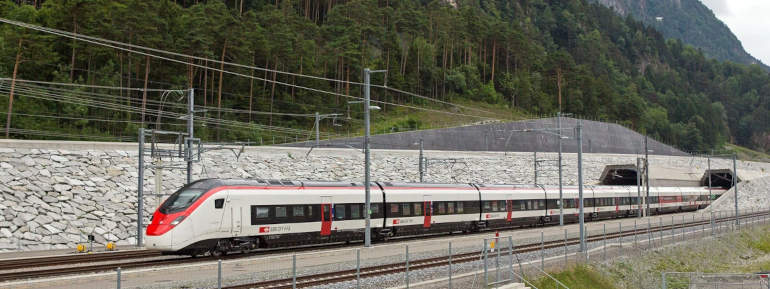 Giruno all'uscita dal portale nord della galleria di base del San Gottardo