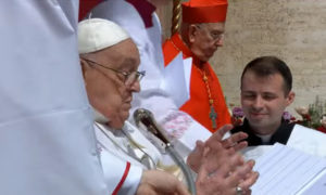 Papa Francesco durante la benedizione Urbi et Orbi della Pasqua 2025