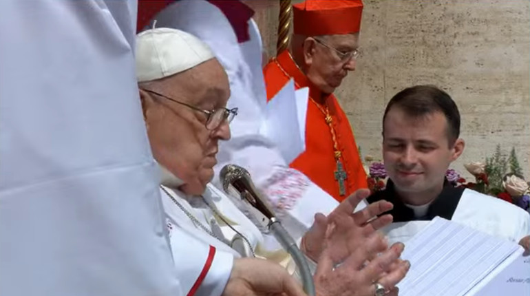 Papa Francesco durante la benedizione Urbi et Orbi della Pasqua 2025