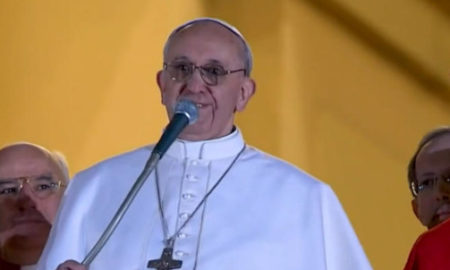 13 marzo 2013: Papa Francesco saluta i fedeli dal balcone di San Pietro dopo l’elezione