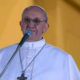 13 marzo 2013: Papa Francesco saluta i fedeli dal balcone di San Pietro dopo l’elezione