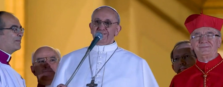 13 marzo 2013: Papa Francesco saluta i fedeli dal balcone di San Pietro dopo l’elezione